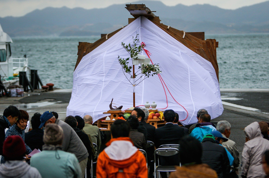 The Process of Creating Shinro Ohtake's New Work (Part 3: Transporting the Hull-Form Overland on Teshima)