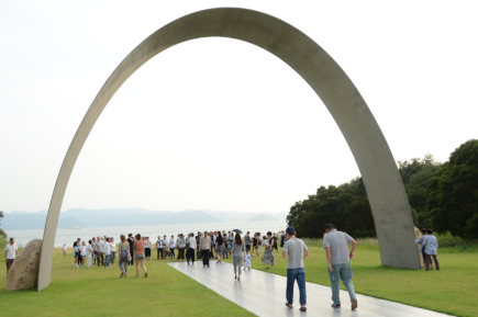 Lee Ufan Museum's latest work <em>Porte vers l'infini</em> unveiled to Naoshima Residents