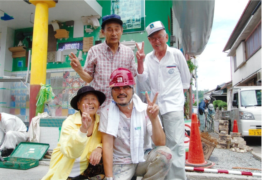 2009年、制作中の直島銭湯「I♥湯」の前で大竹伸朗氏（中央）と写真に写る田中さん（後列左）