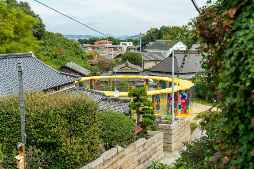 犬島「家プロジェクト」A邸 ベアトリス・ミリャーゼス「Yellow Flower Dream」2018(写真:井上嘉和)