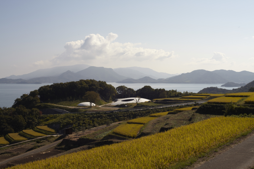 豊島美術館 外観