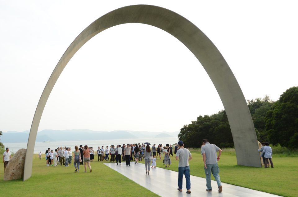 「無限門」直島町民向けのお披露目会の様子